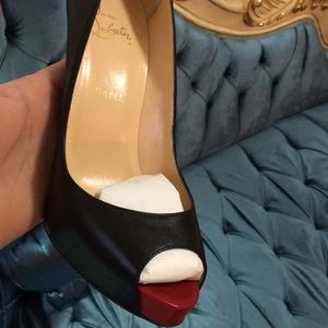 AUTHENTIC Christian Louboutin size 39 (8.5 - 9 US